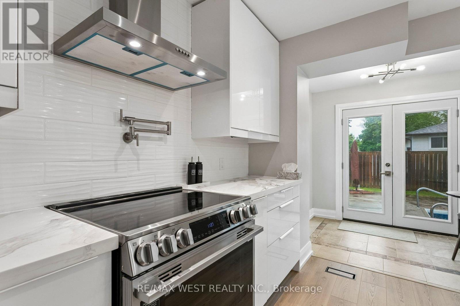 563 Joyce Boulevard, Milton, ON - Indoor Photo Showing Kitchen With Upgraded Kitchen