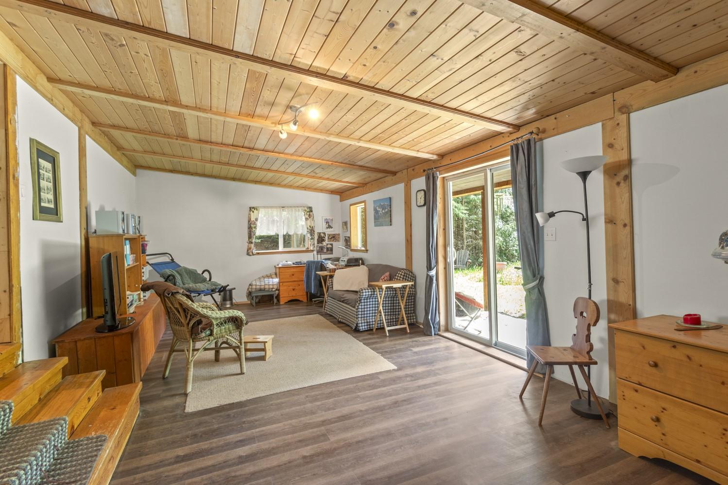 7046 Highway 3, Kitchener, BC - Indoor