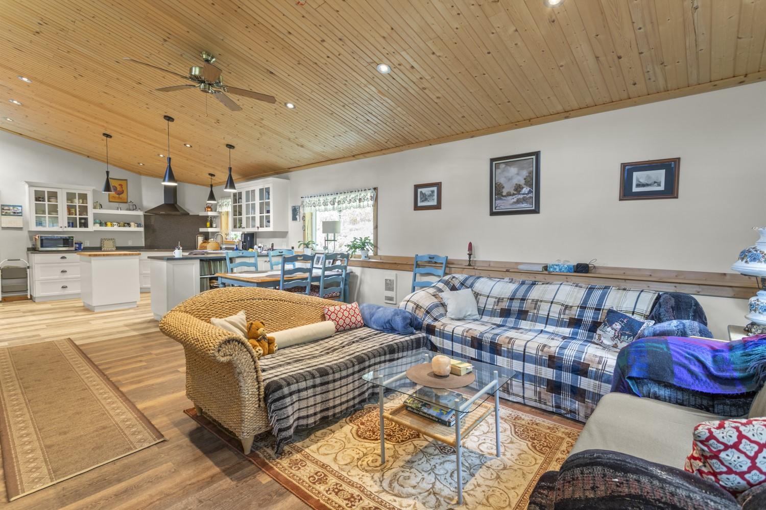 7046 Highway 3, Kitchener, BC - Indoor Photo Showing Living Room