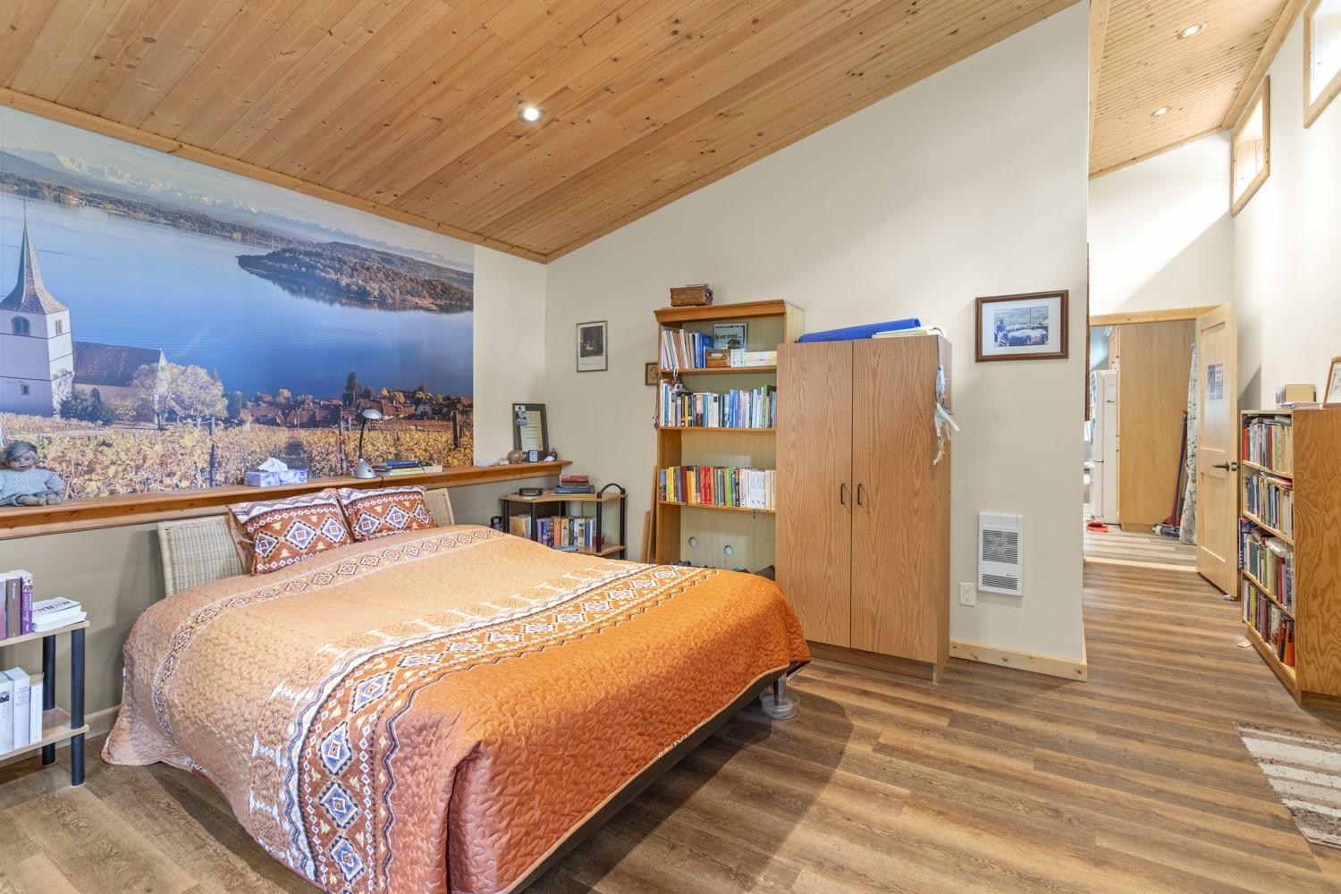 7046 Highway 3, Kitchener, BC - Indoor Photo Showing Bedroom