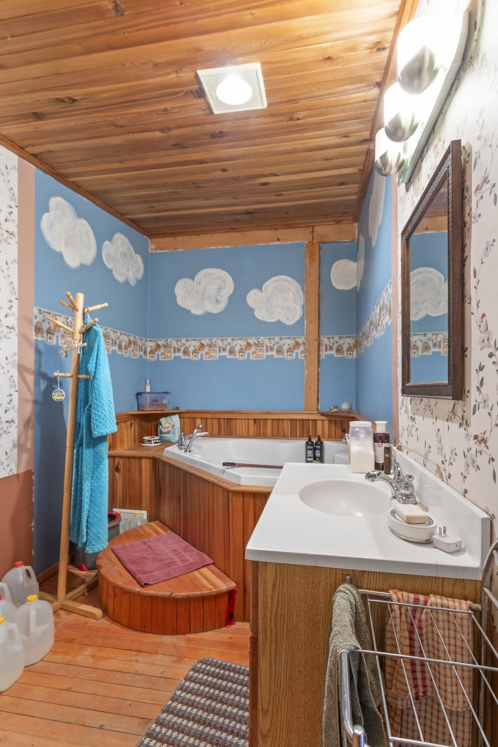 7046 Highway 3, Kitchener, BC - Indoor Photo Showing Bathroom