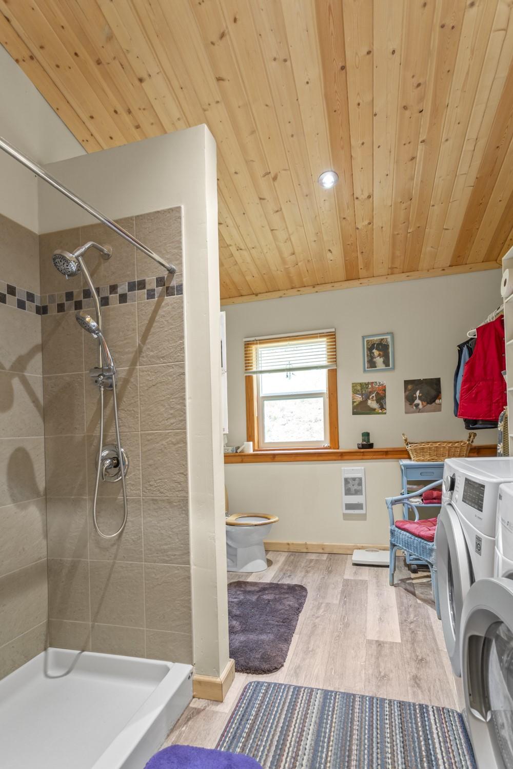 7046 Highway 3, Kitchener, BC - Indoor Photo Showing Bathroom