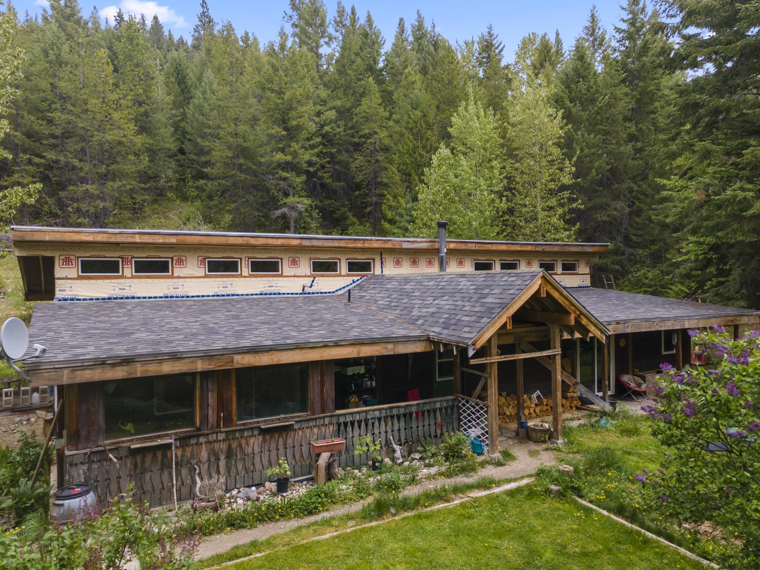 7046 Highway 3, Kitchener, BC - Outdoor