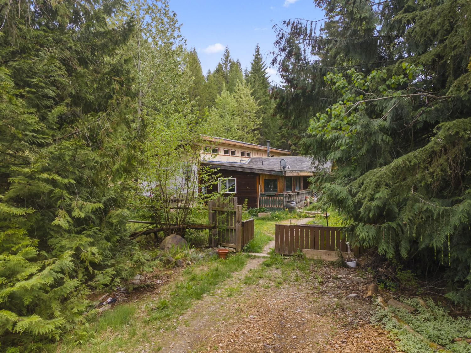 7046 Highway 3, Kitchener, BC - Outdoor