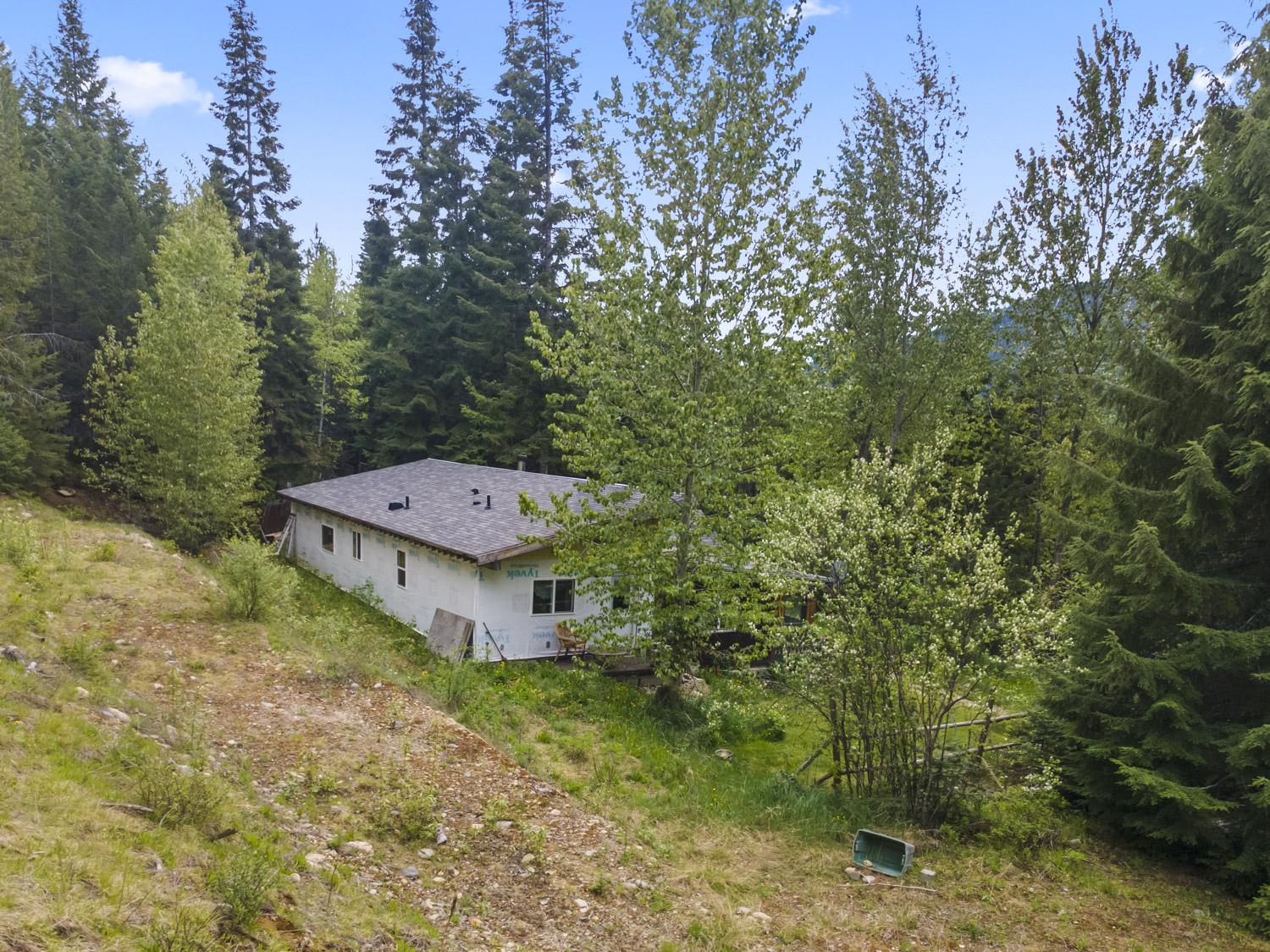 7046 Highway 3, Kitchener, BC - Outdoor