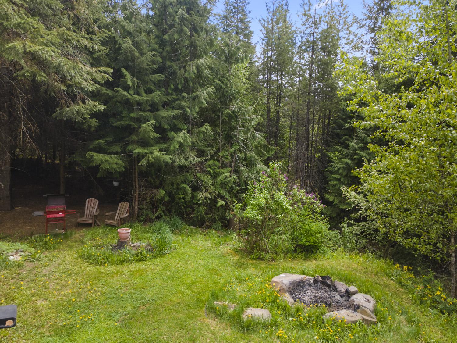 7046 Highway 3, Kitchener, BC - Outdoor