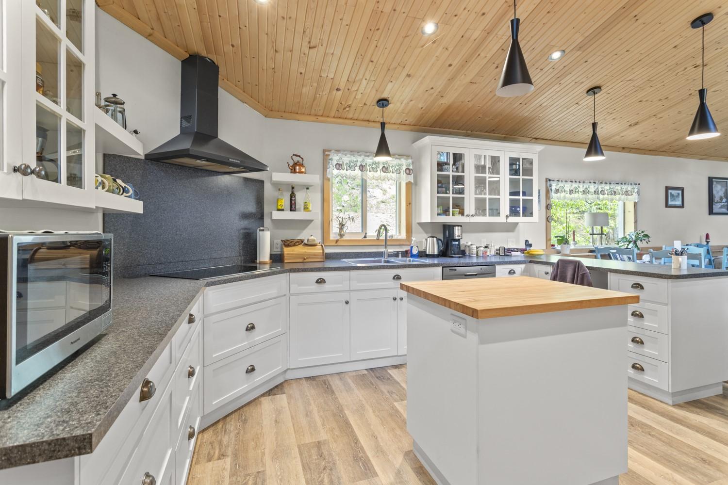 7046 Highway 3, Kitchener, BC - Indoor Photo Showing Kitchen With Double Sink