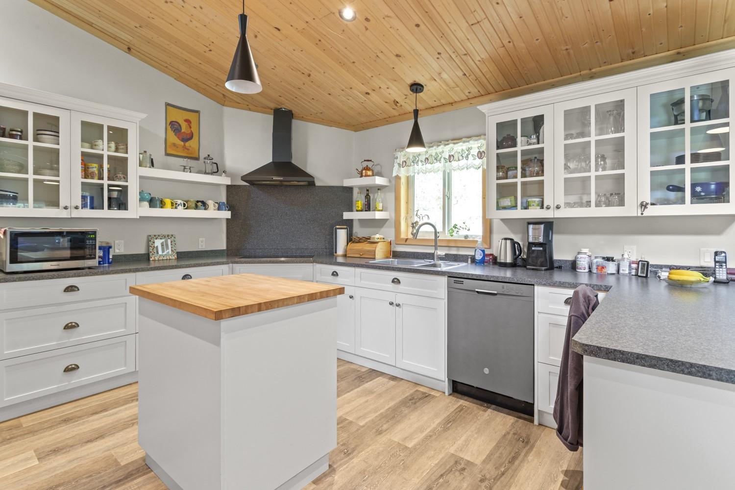 7046 Highway 3, Kitchener, BC - Indoor Photo Showing Kitchen With Double Sink