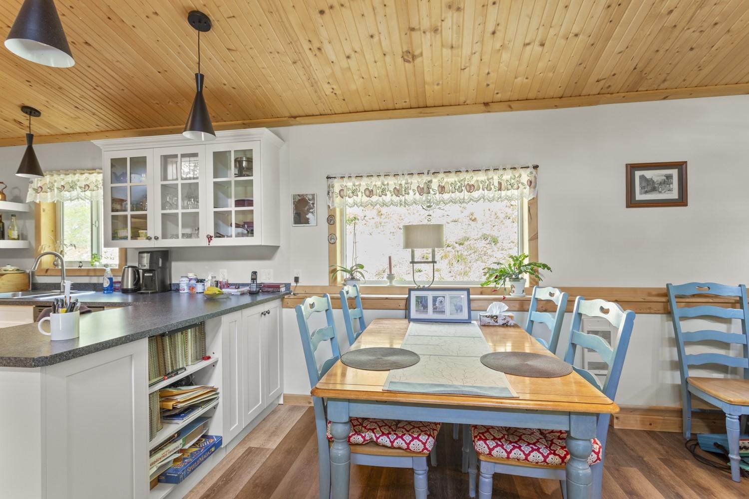 7046 Highway 3, Kitchener, BC - Indoor Photo Showing Dining Room