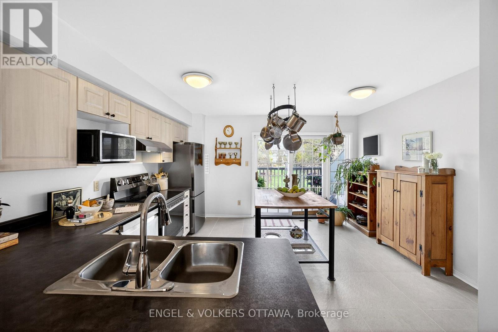 36 Brigadier Private, Ottawa, ON - Indoor Photo Showing Kitchen With Double Sink