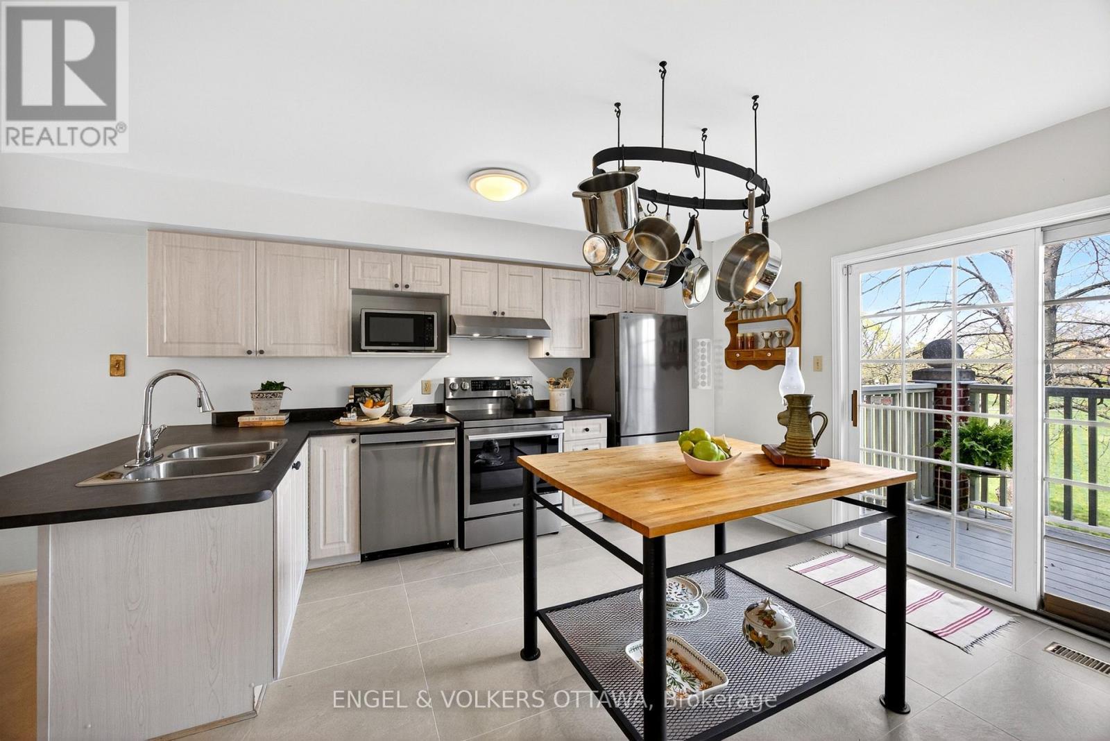 36 Brigadier Private, Ottawa, ON - Indoor Photo Showing Kitchen With Double Sink