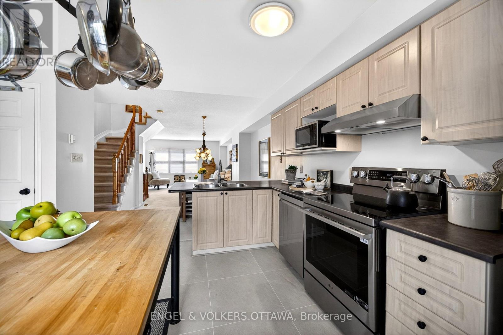 36 Brigadier Private, Ottawa, ON - Indoor Photo Showing Kitchen