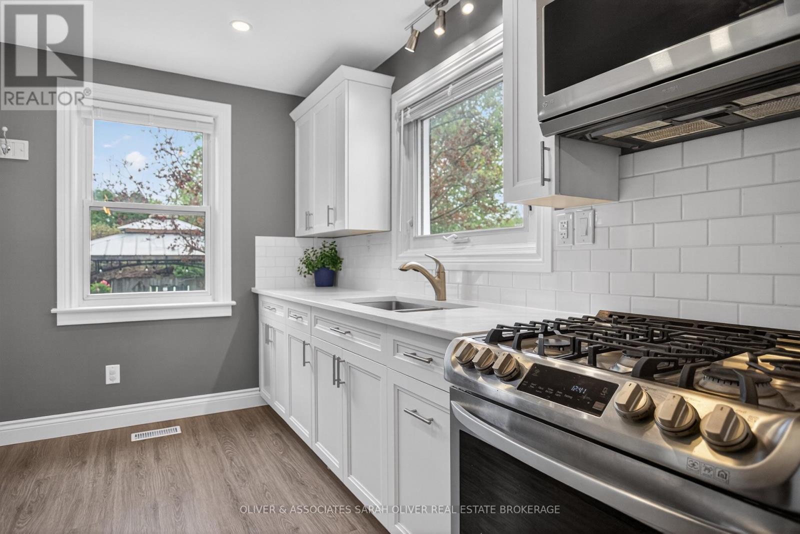 24 Third Avenue, St. Thomas, ON - Indoor Photo Showing Kitchen With Upgraded Kitchen