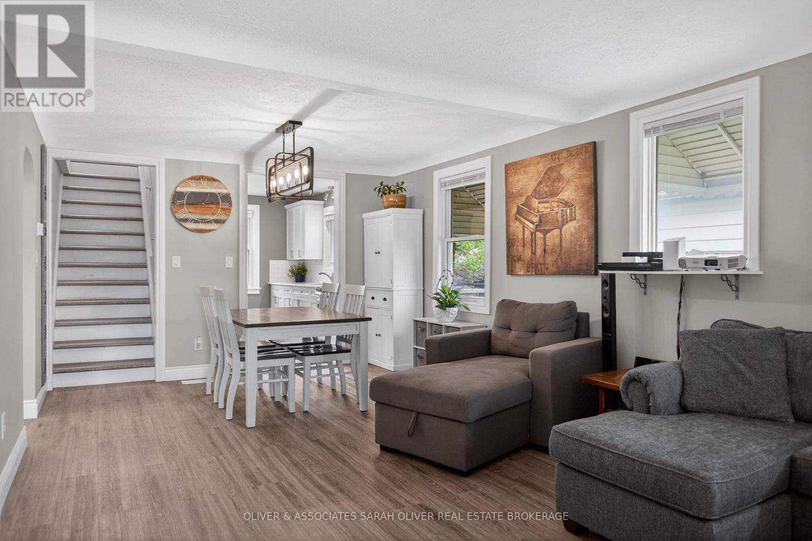 24 Third Avenue, St. Thomas, ON - Indoor Photo Showing Living Room