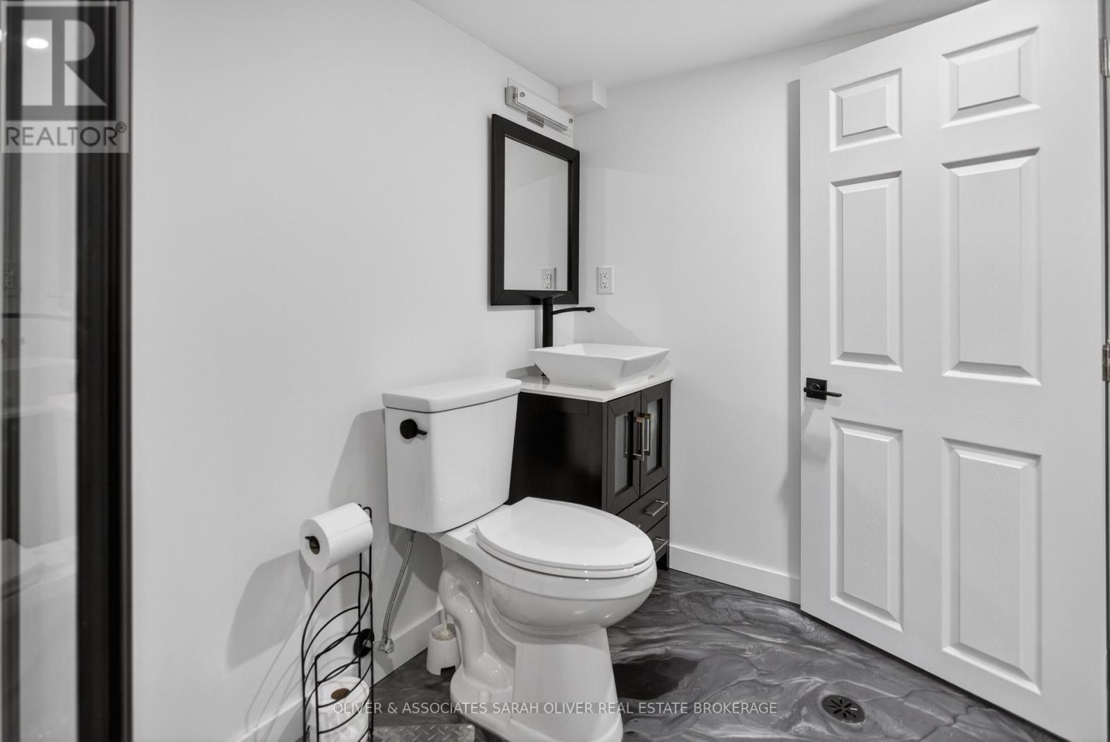 24 Third Avenue, St. Thomas, ON - Indoor Photo Showing Bathroom