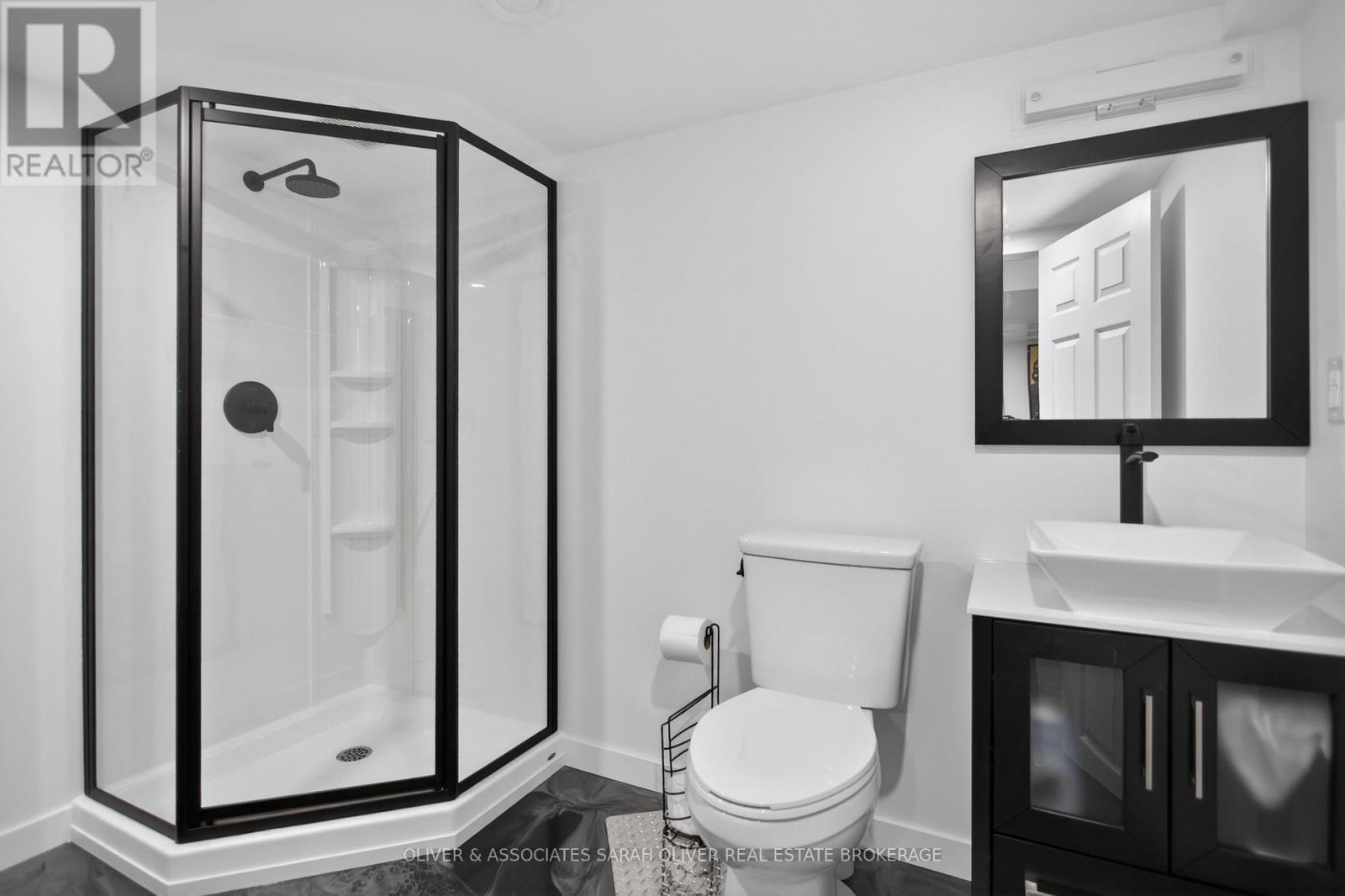 24 Third Avenue, St. Thomas, ON - Indoor Photo Showing Bathroom