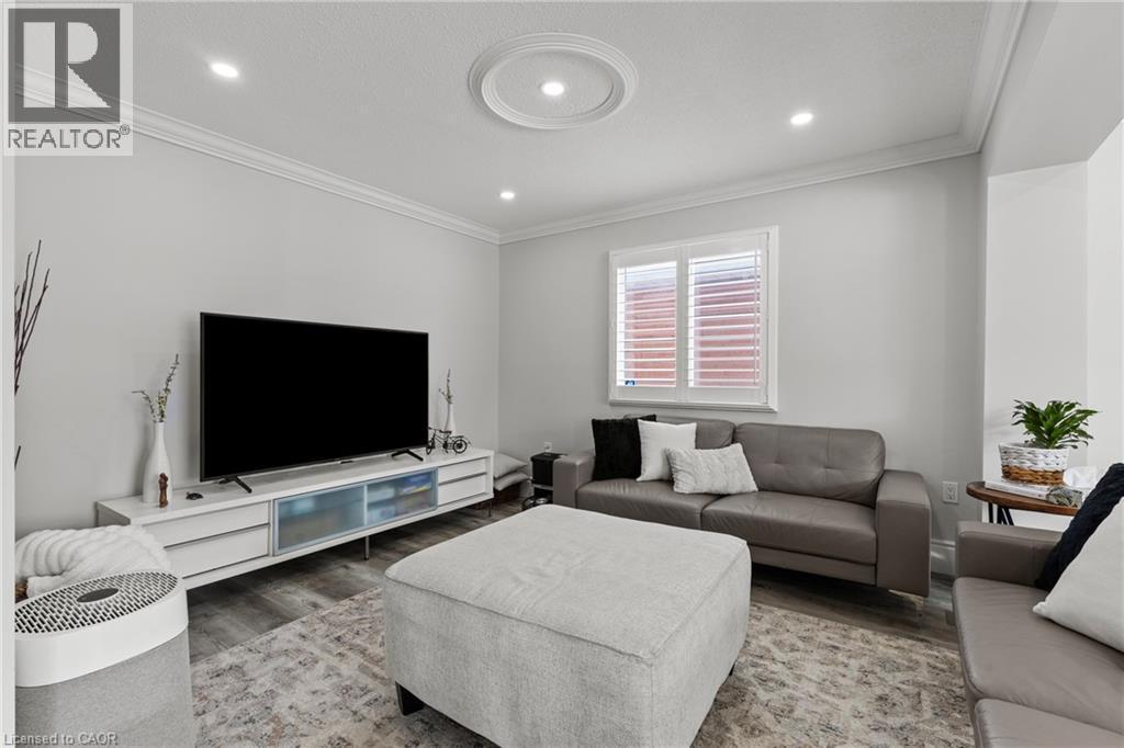 Living area featuring recessed lighting and crown molding - 27 Barbara Court, Hamilton, ON - Indoor Photo Showing Living Room