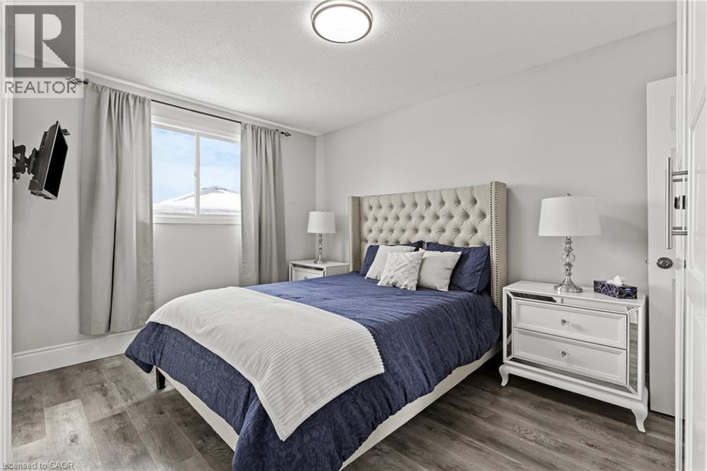 Bedroom featuring wood-finish flooring and a neutral color palette - 27 Barbara Court, Hamilton, ON - Indoor Photo Showing Bedroom