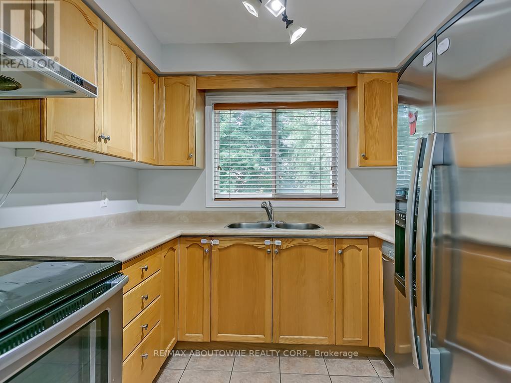 1310 Blanshard Drive, Burlington, ON - Indoor Photo Showing Kitchen With Stainless Steel Kitchen With Double Sink