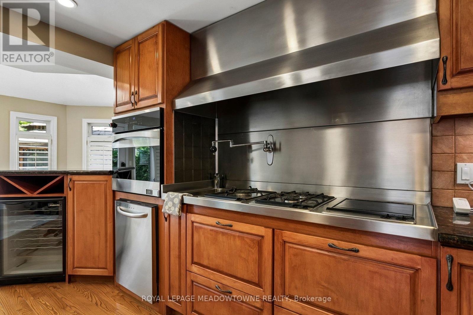 3170 Plum Tree Crescent, Mississauga, ON - Indoor Photo Showing Kitchen