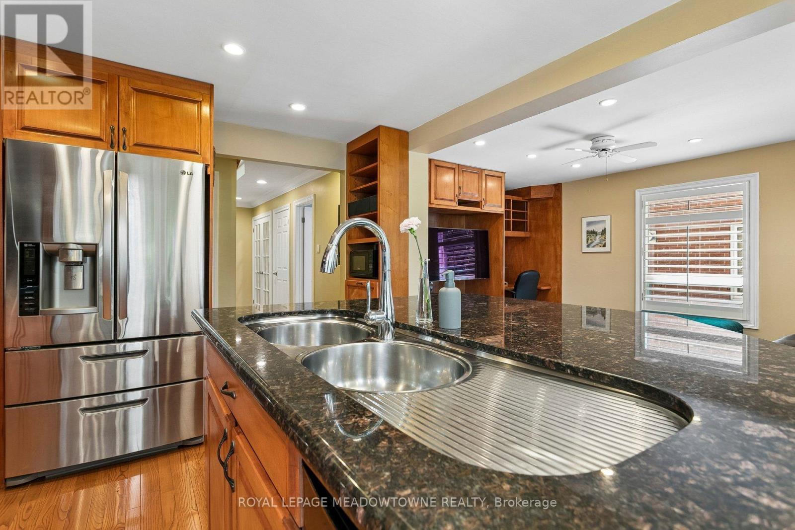 3170 Plum Tree Crescent, Mississauga, ON - Indoor Photo Showing Kitchen With Double Sink