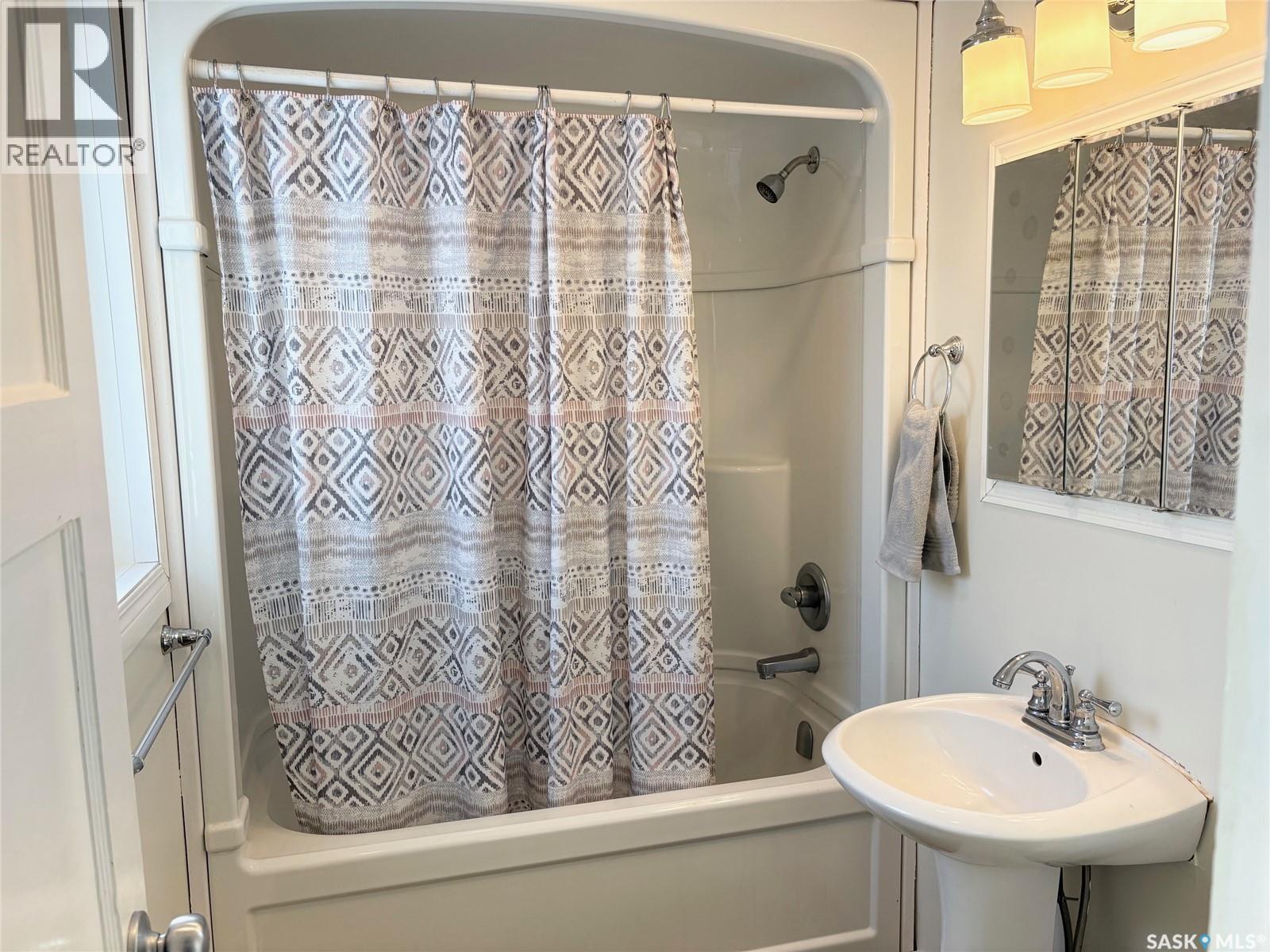 113 Laurier Avenue, Yorkton, SK - Indoor Photo Showing Bathroom