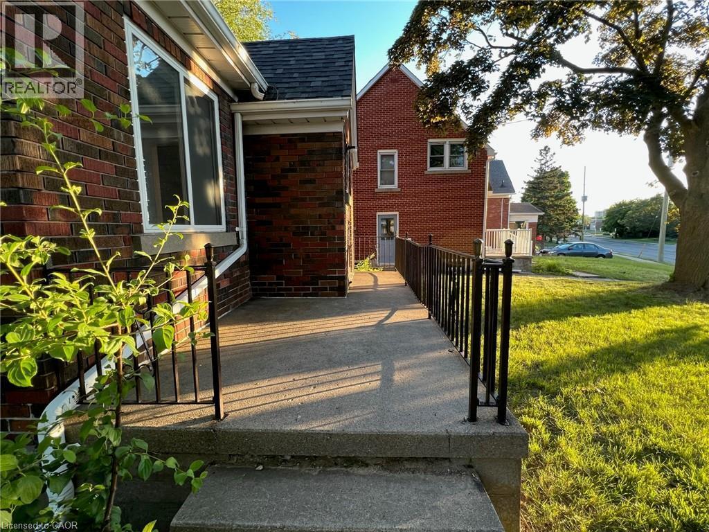 115 Highland Road W, Kitchener, ON - Outdoor With Exterior