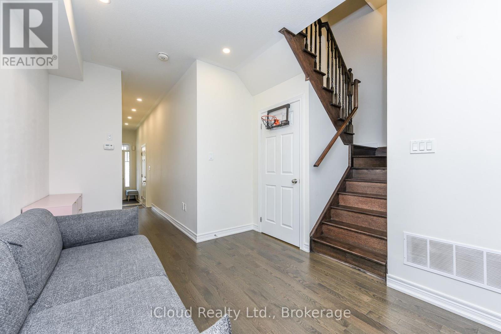 3958 Leonardo Street, Burlington, ON - Indoor