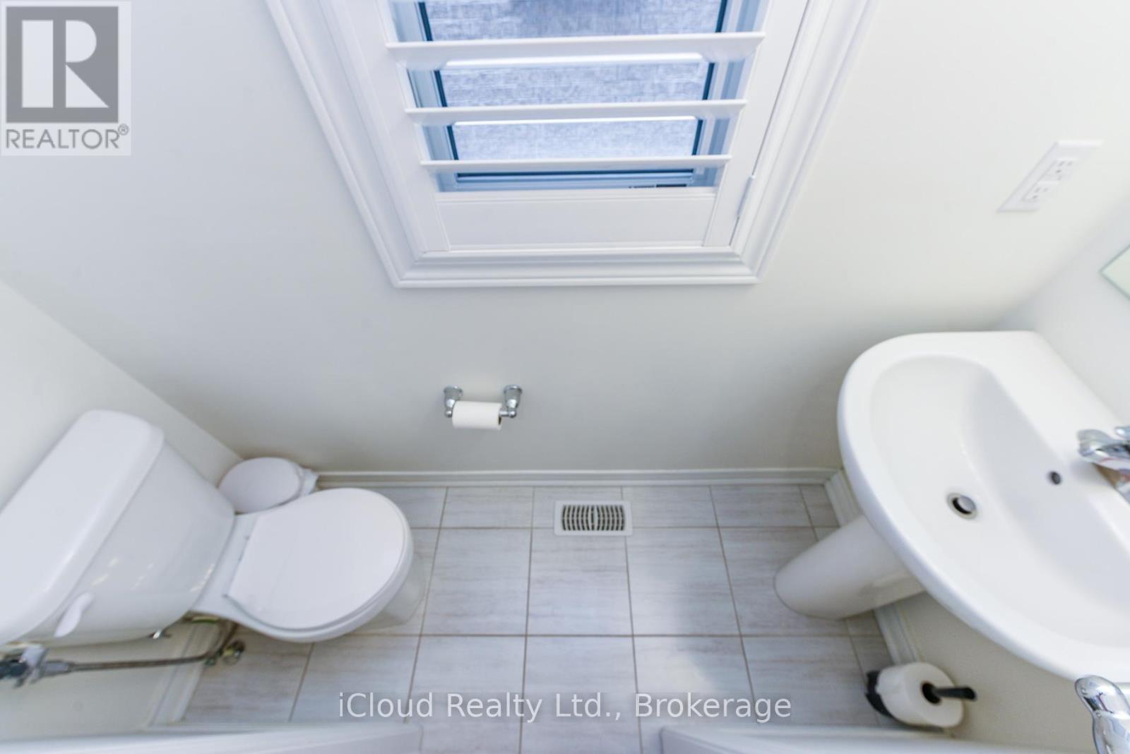 3958 Leonardo Street, Burlington, ON - Indoor Photo Showing Bathroom