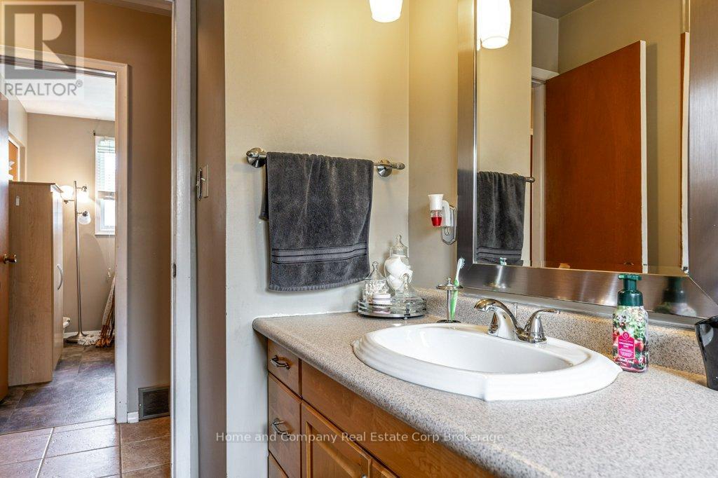 4 Piece Bathroom - 271 Devon Street, Stratford, ON - Indoor Photo Showing Bathroom