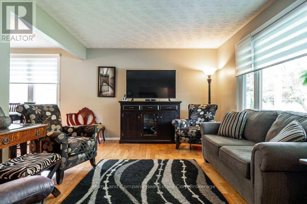 Living Room - 271 Devon Street, Stratford, ON - Indoor Photo Showing Living Room