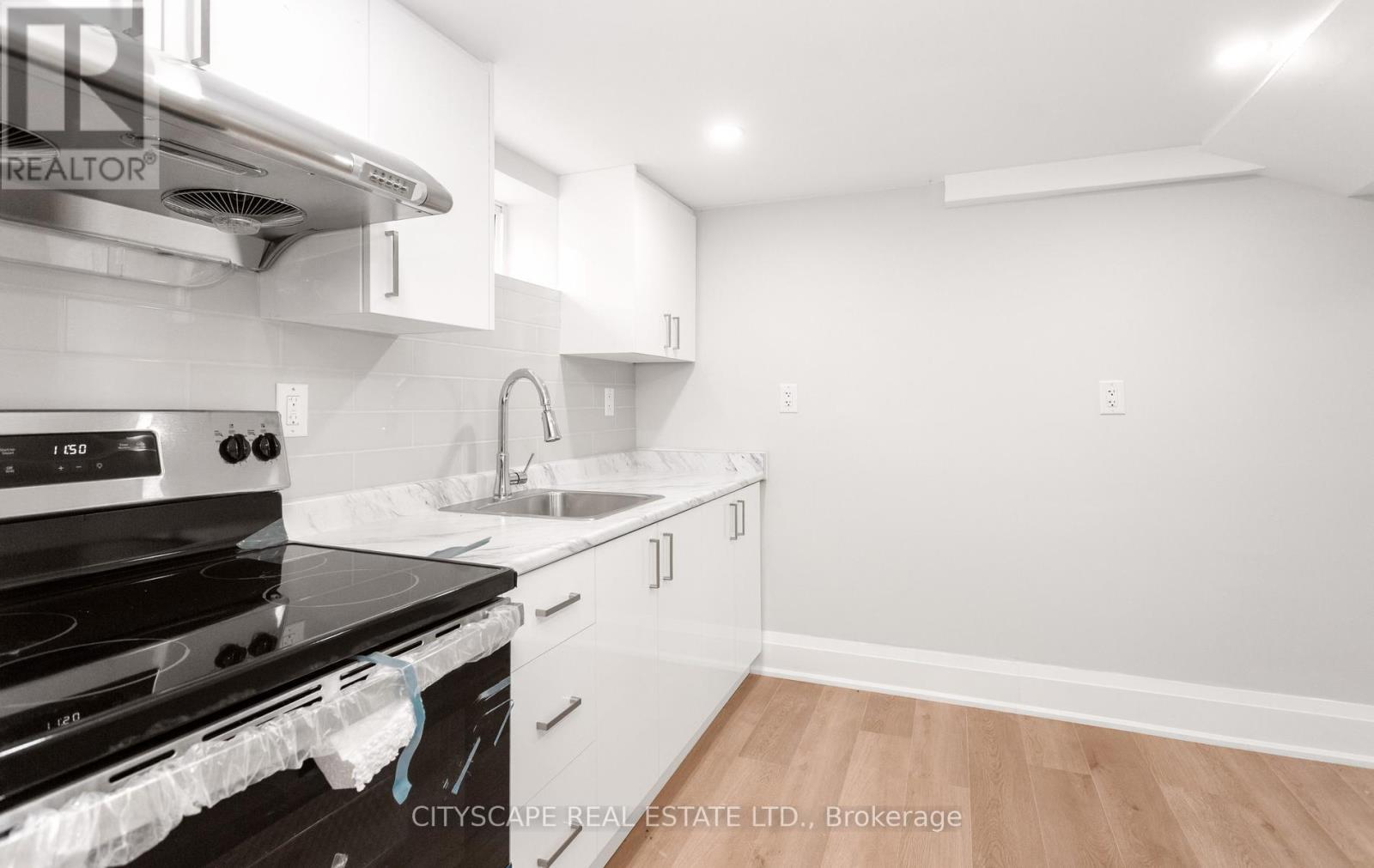446 Argyle Street, Cambridge, ON - Indoor Photo Showing Kitchen With Upgraded Kitchen