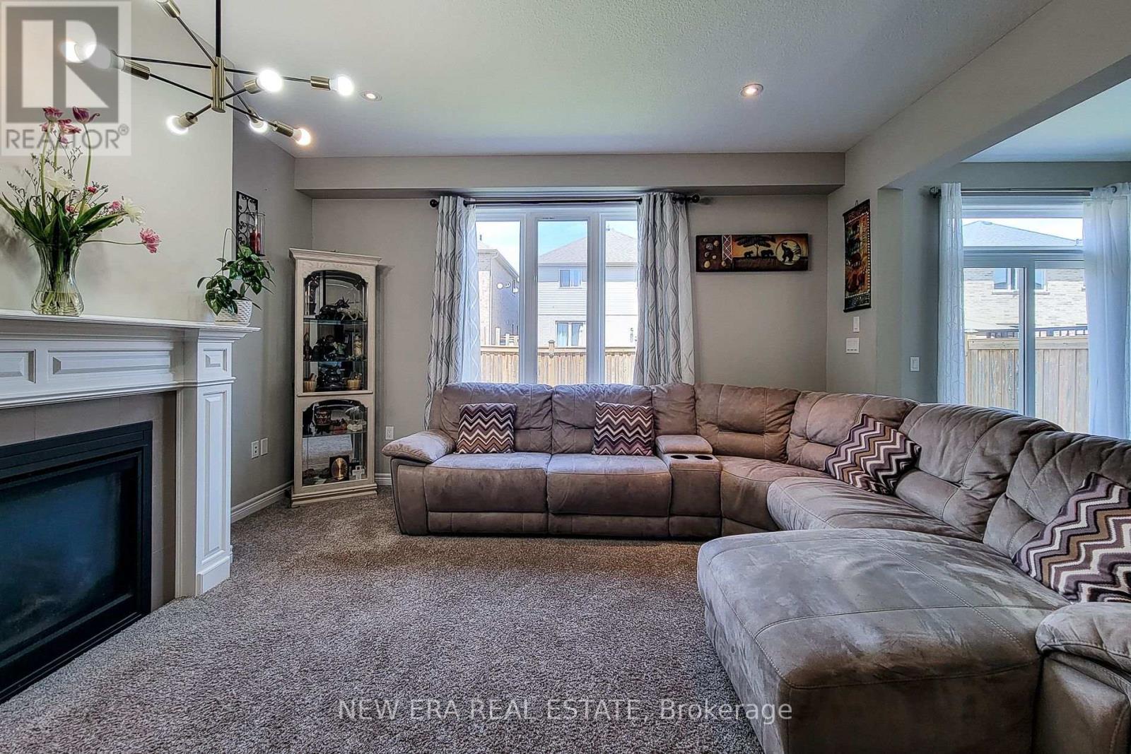 40 Fairgrounds Drive, Hamilton, ON - Indoor Photo Showing Living Room With Fireplace