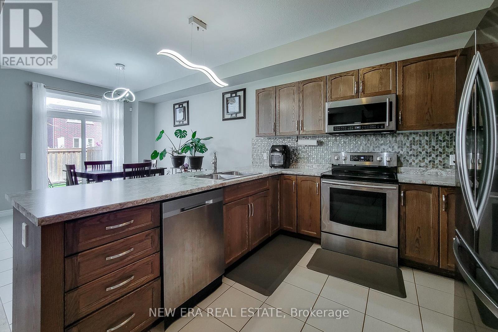 40 Fairgrounds Drive, Hamilton, ON - Indoor Photo Showing Kitchen With Stainless Steel Kitchen