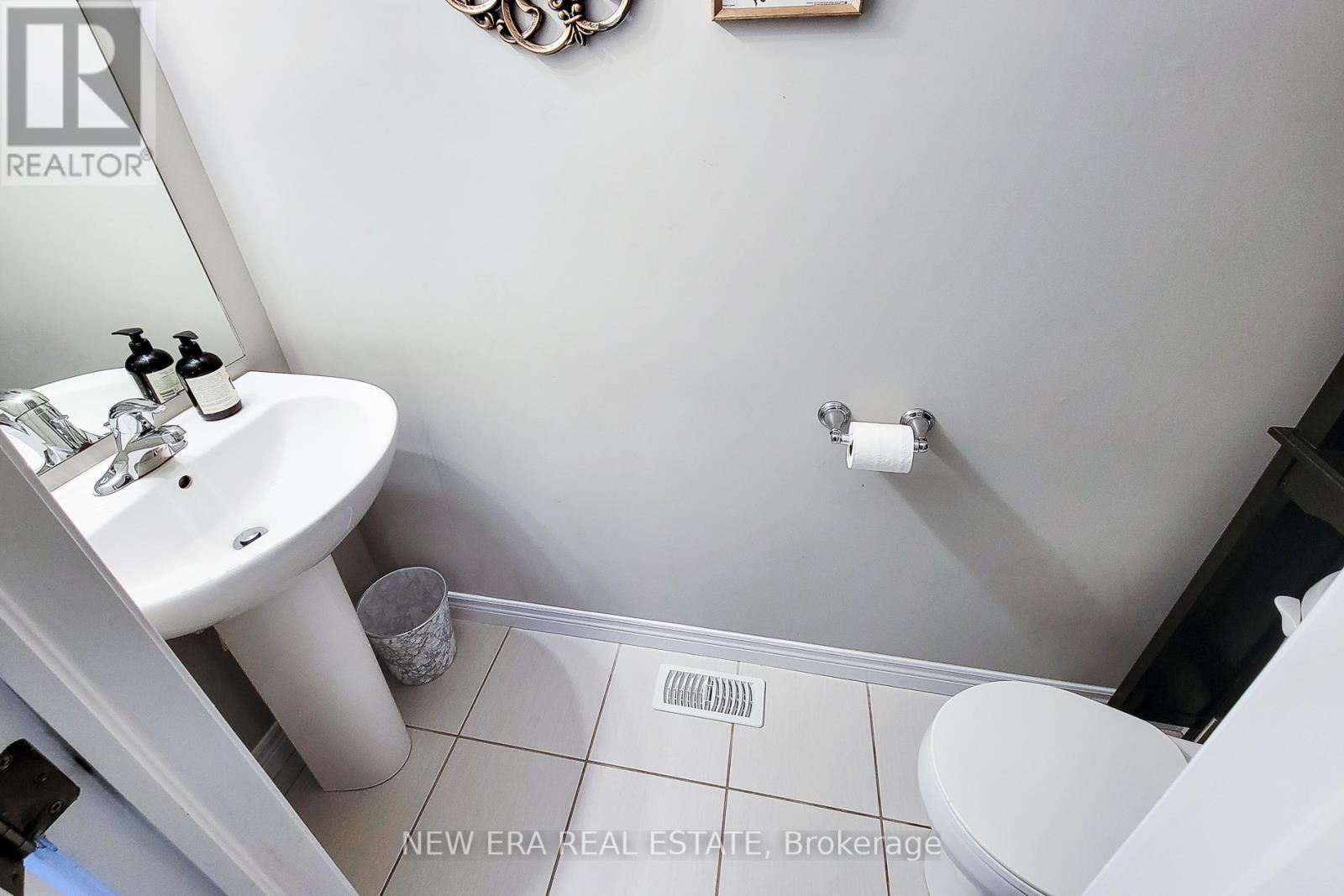 40 Fairgrounds Drive, Hamilton, ON - Indoor Photo Showing Bathroom