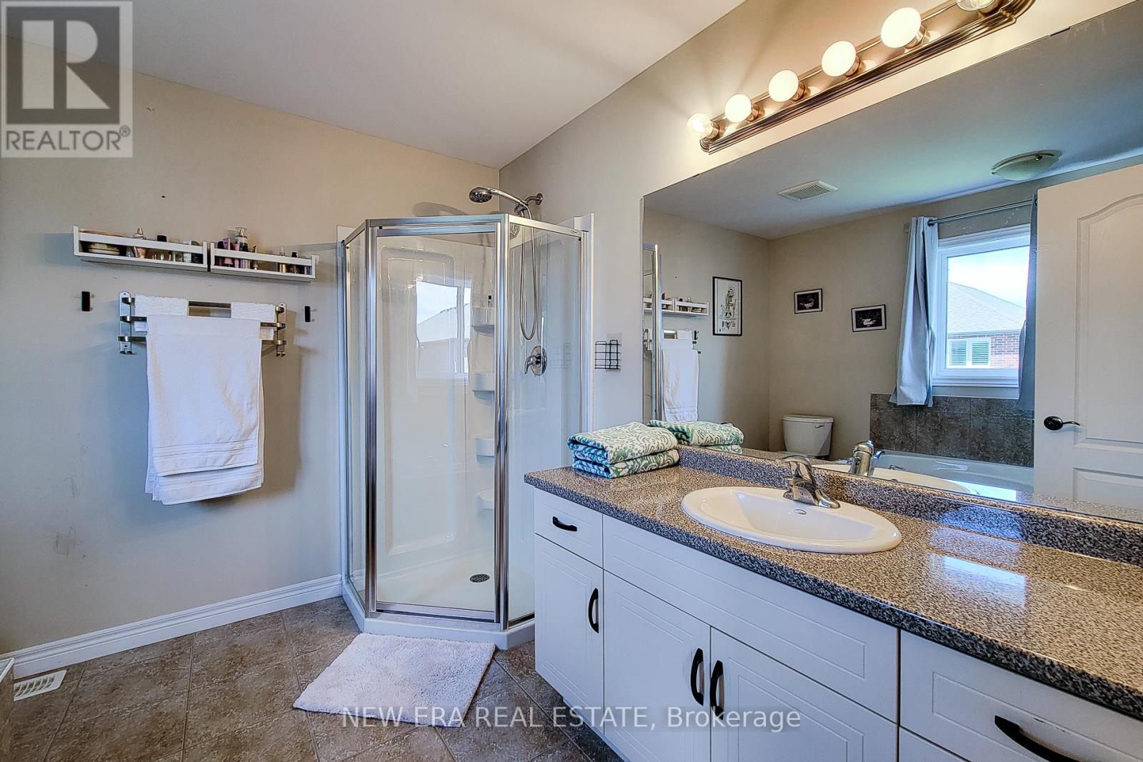 40 Fairgrounds Drive, Hamilton, ON - Indoor Photo Showing Bathroom