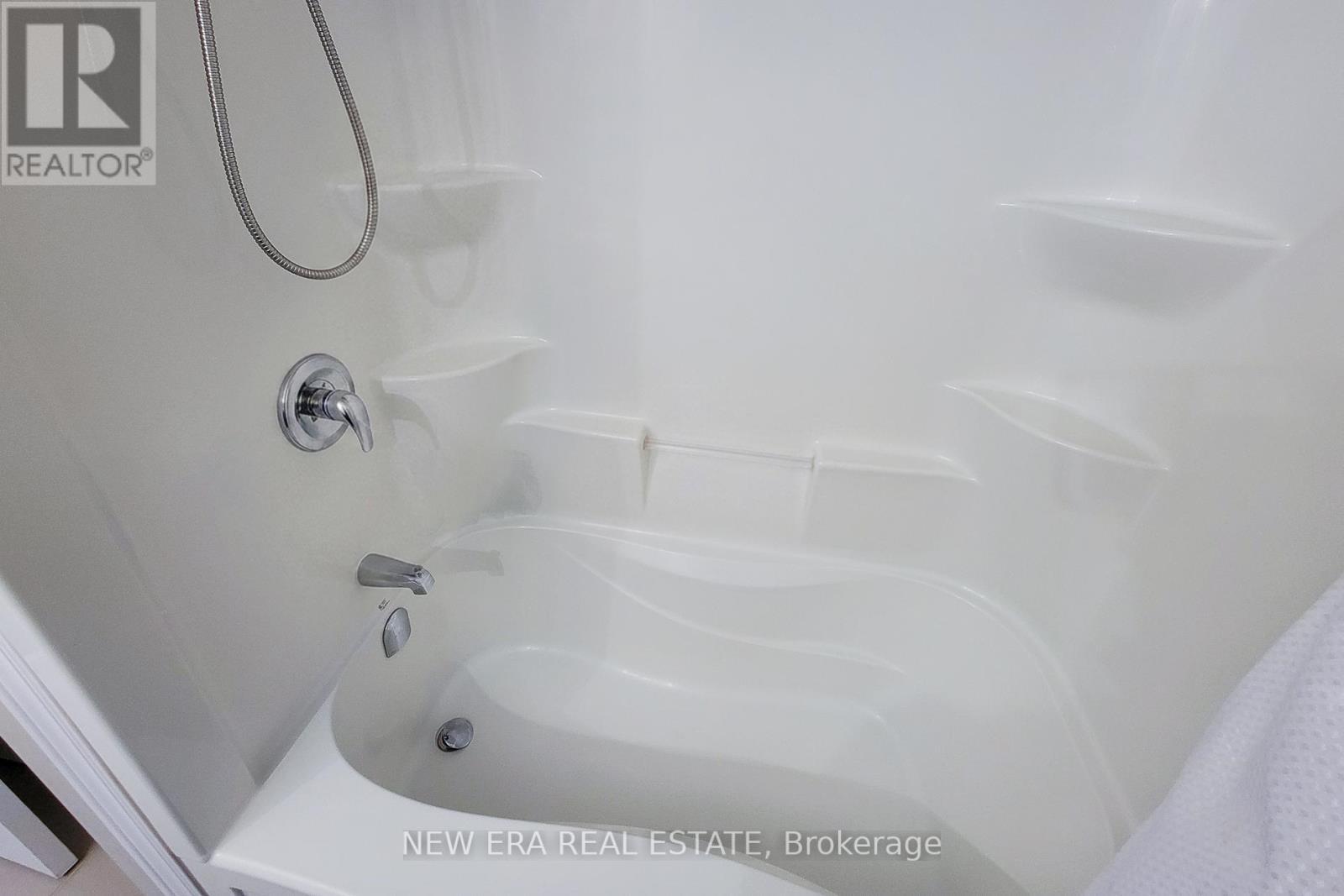 40 Fairgrounds Drive, Hamilton, ON - Indoor Photo Showing Bathroom
