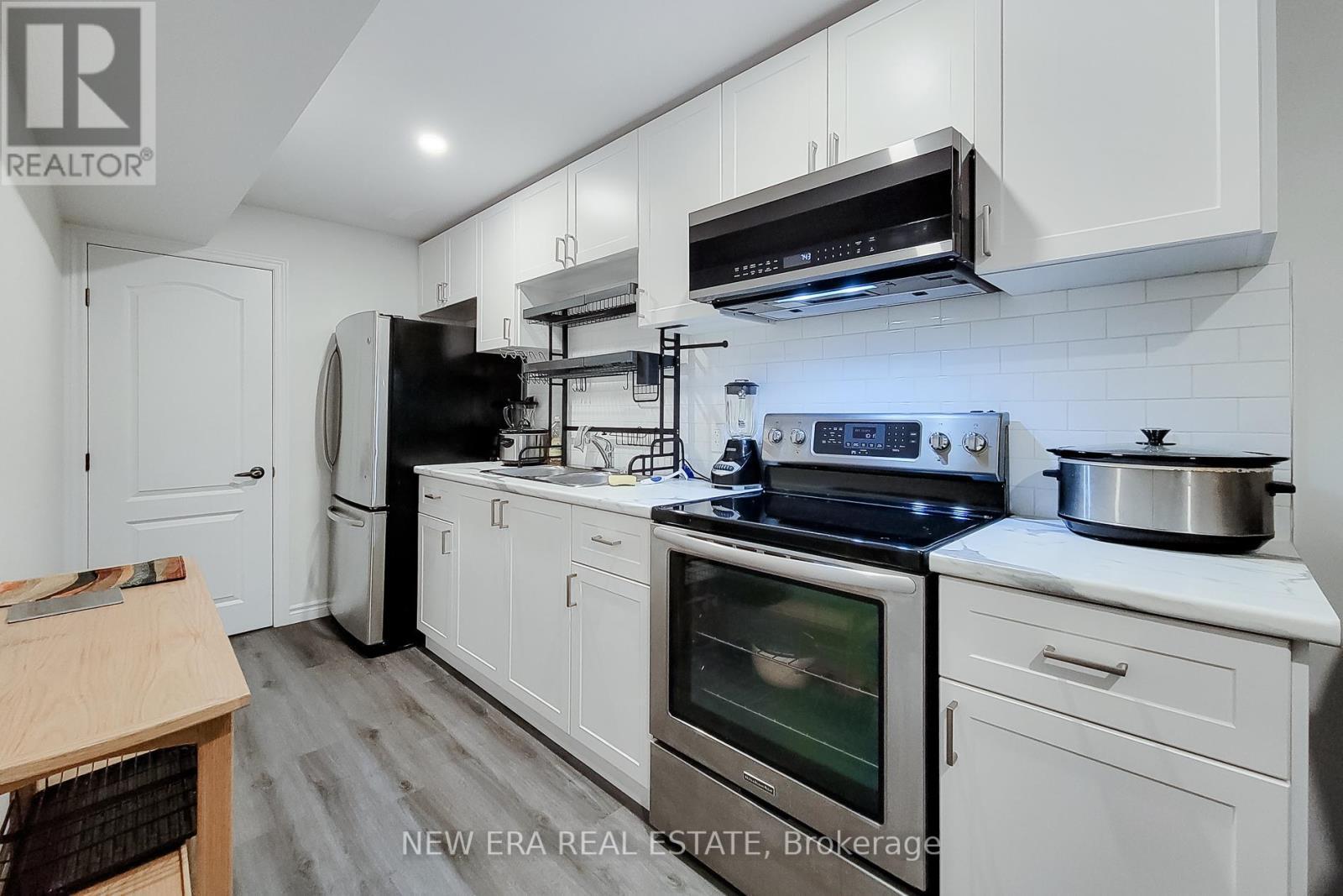40 Fairgrounds Drive, Hamilton, ON - Indoor Photo Showing Kitchen