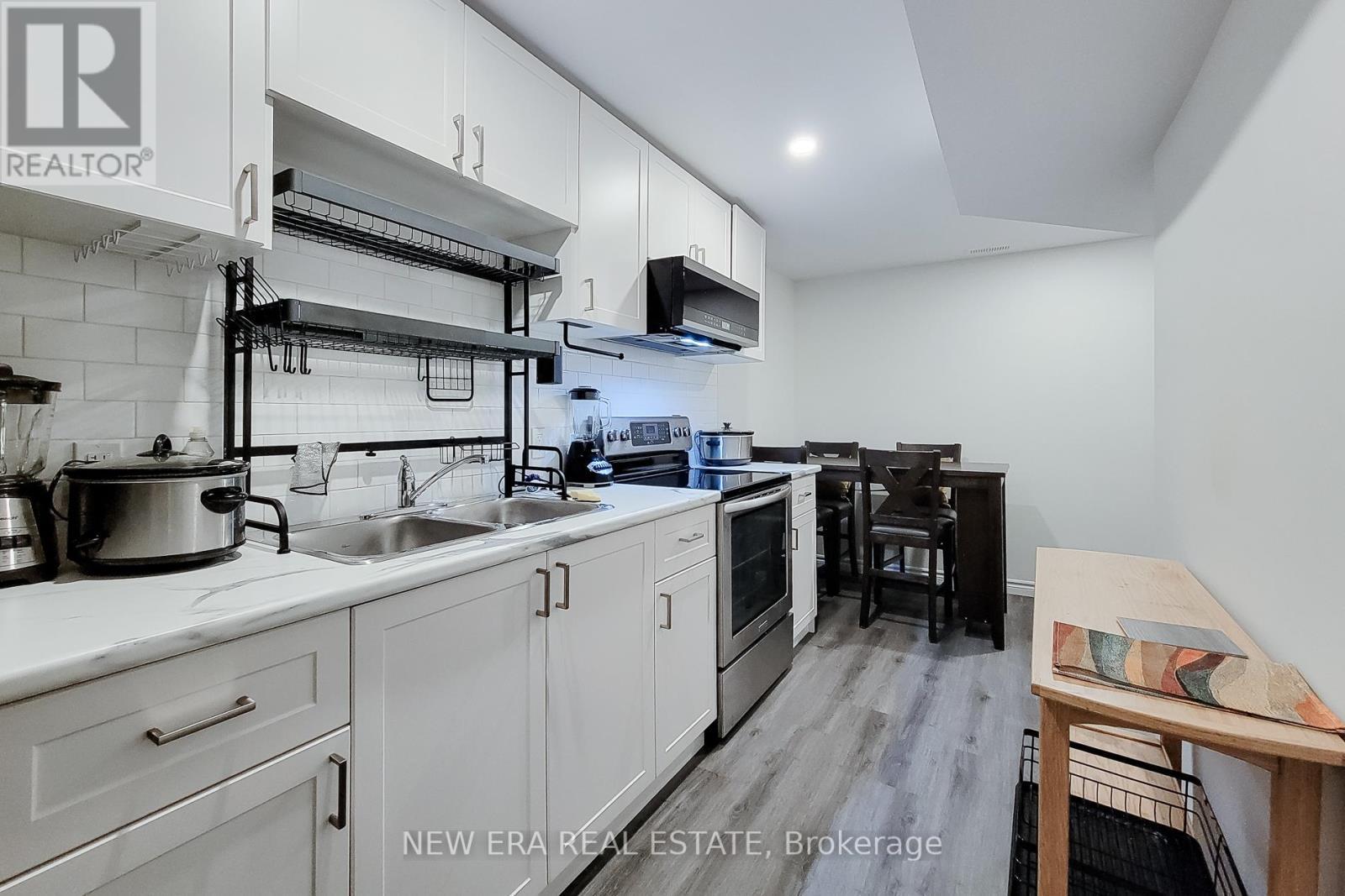 40 Fairgrounds Drive, Hamilton, ON - Indoor Photo Showing Kitchen With Double Sink
