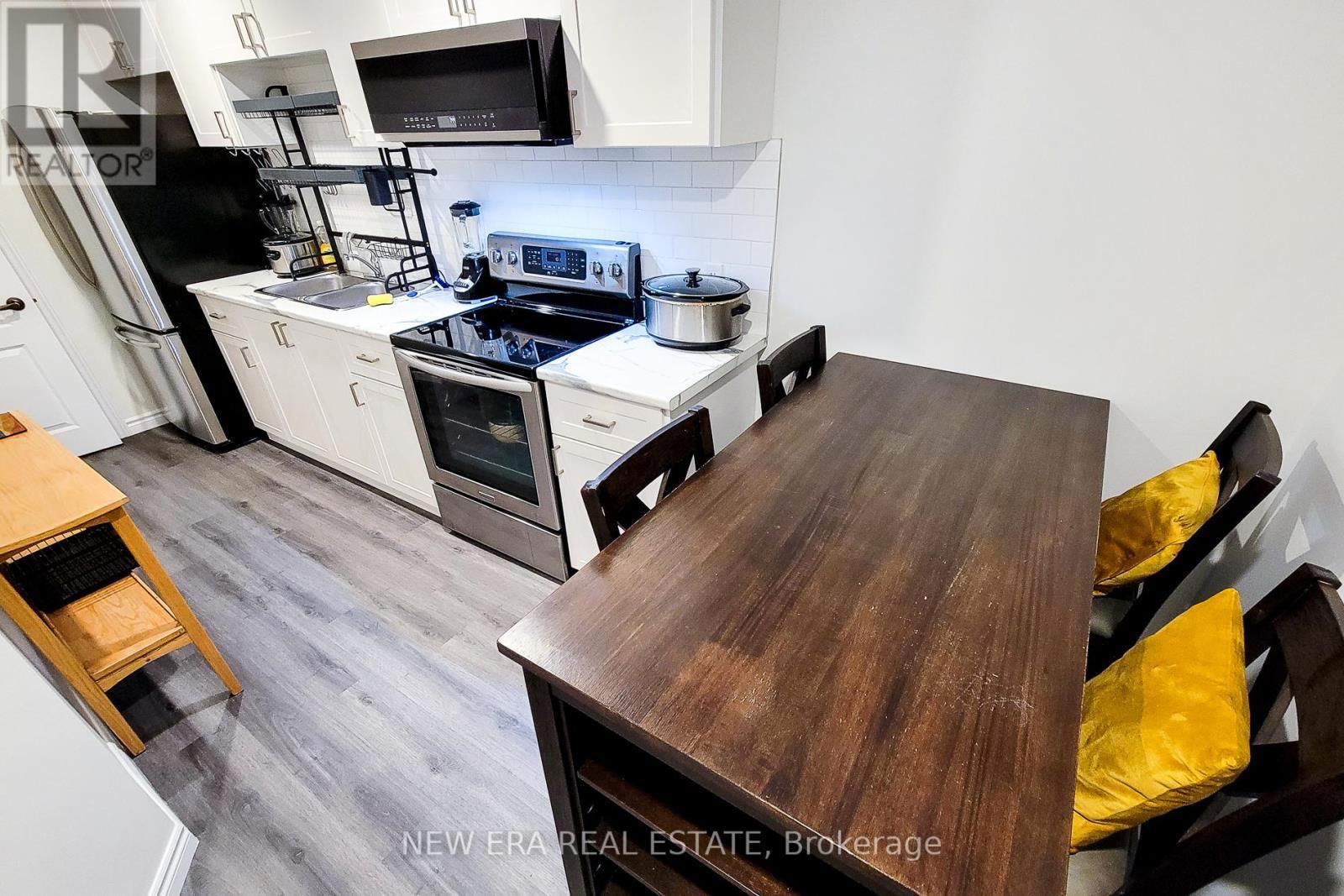 40 Fairgrounds Drive, Hamilton, ON - Indoor Photo Showing Kitchen
