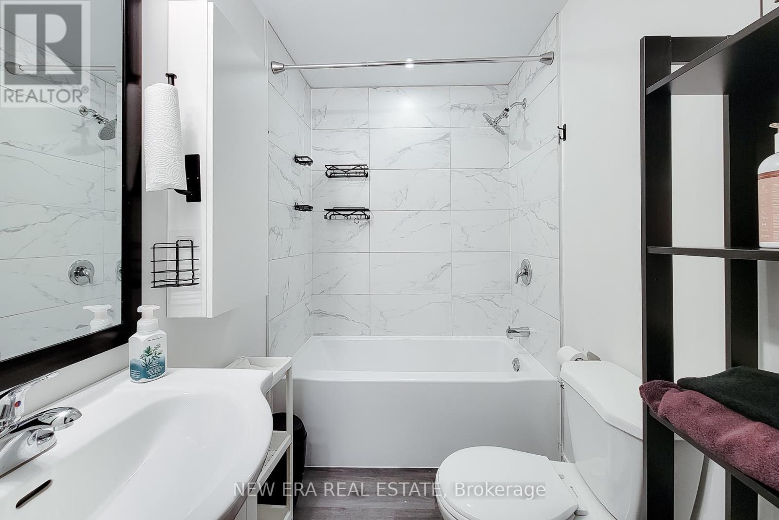 40 Fairgrounds Drive, Hamilton, ON - Indoor Photo Showing Bathroom