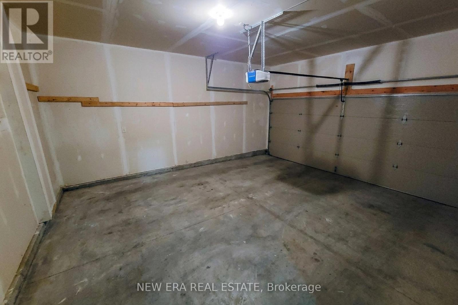 40 Fairgrounds Drive, Hamilton, ON - Indoor Photo Showing Garage