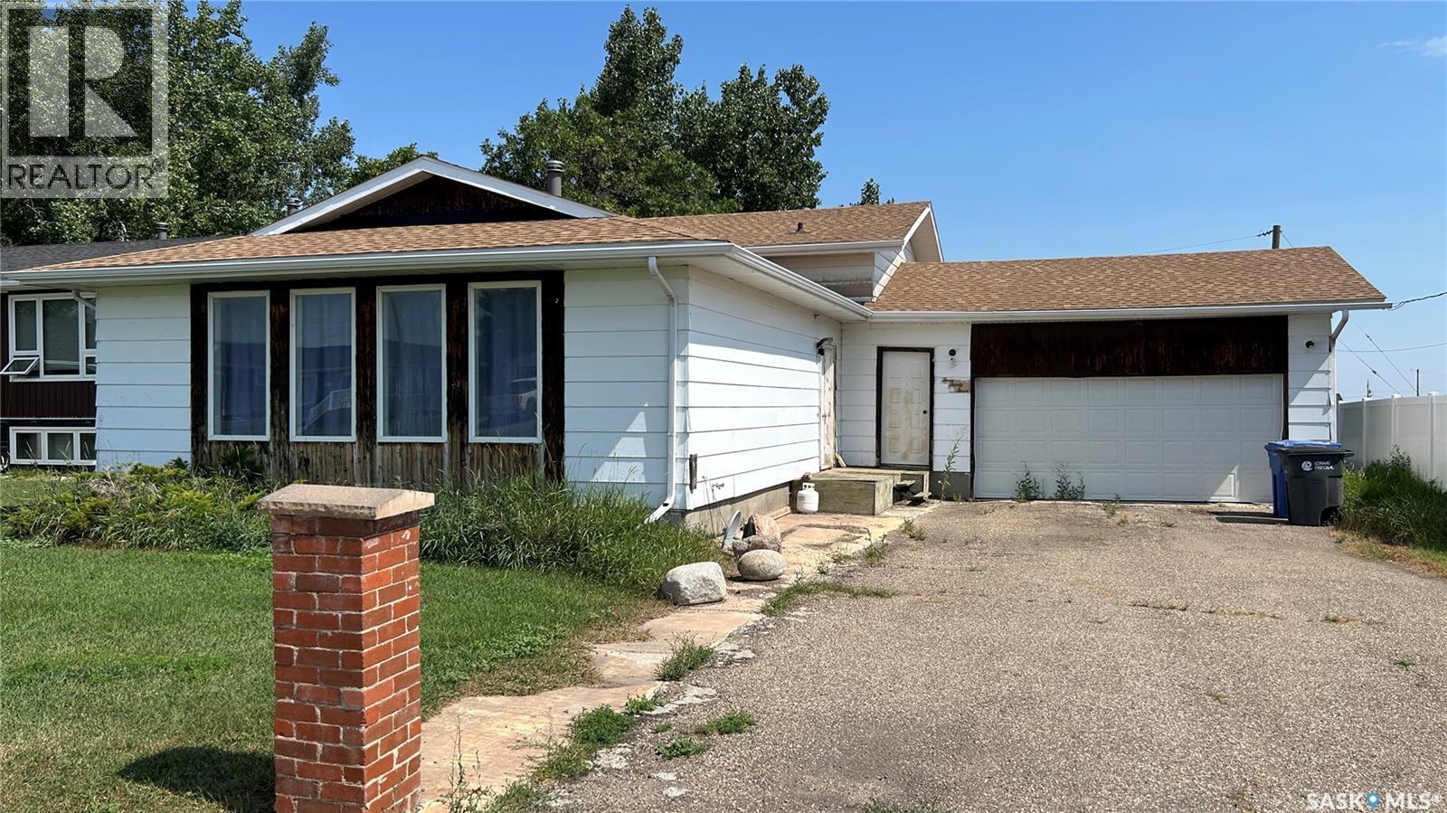 333 Dominion Bay, Central Butte, SK - Outdoor