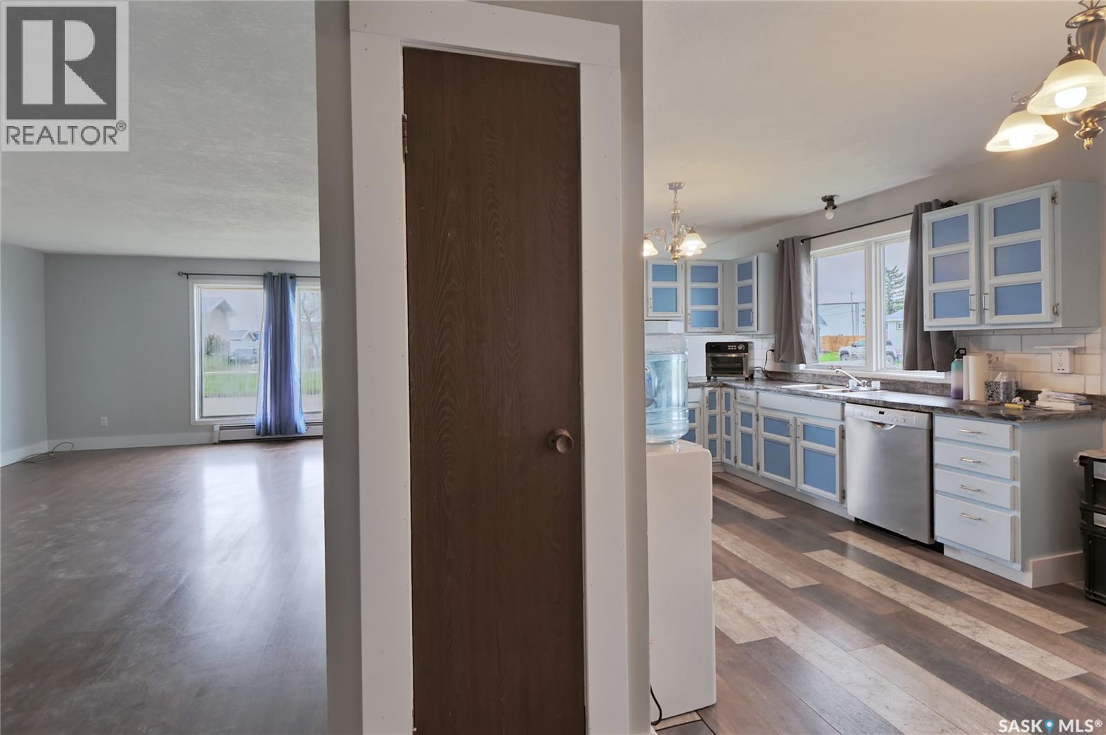 333 Dominion Bay, Central Butte, SK - Indoor Photo Showing Kitchen