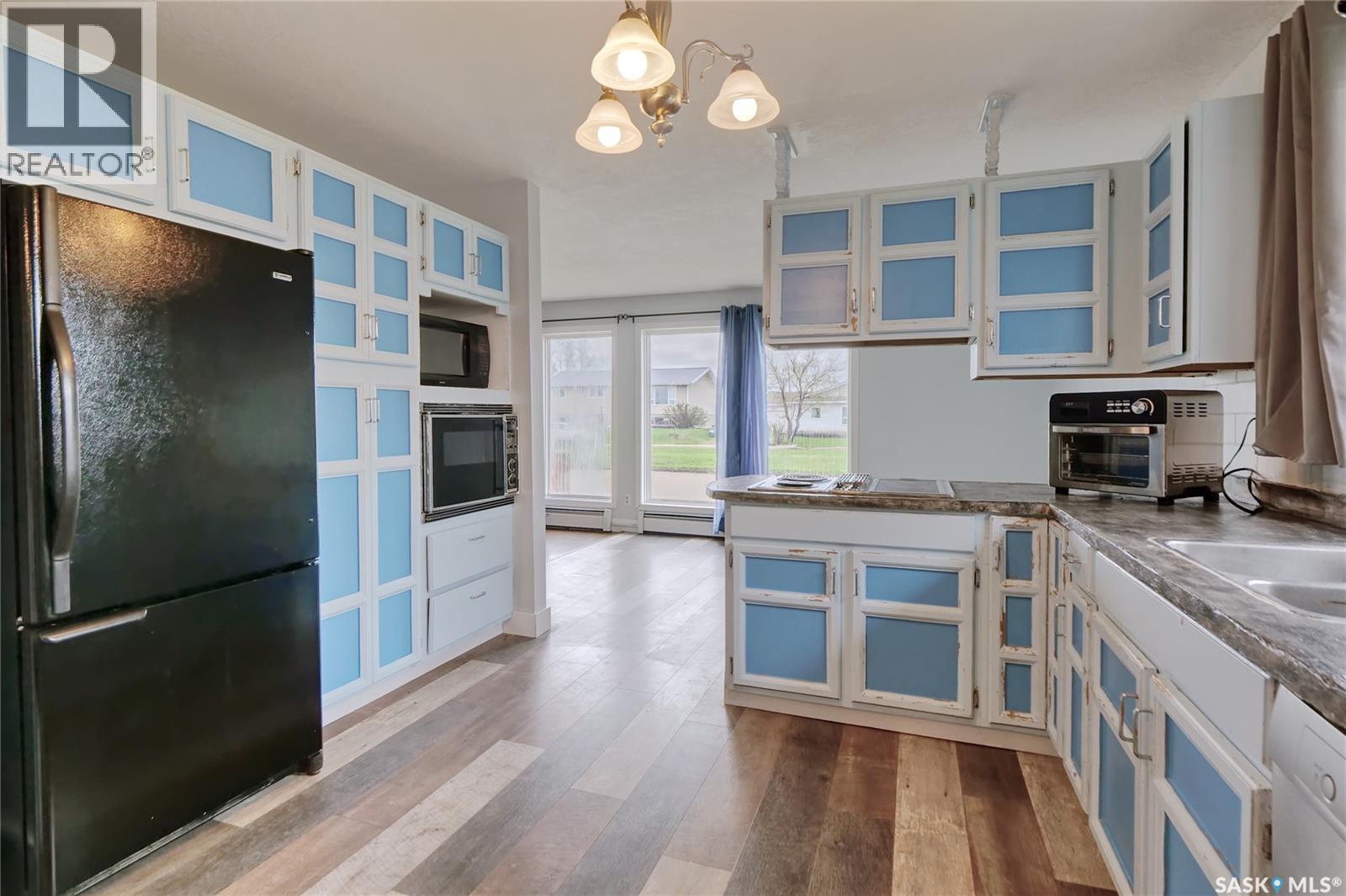 333 Dominion Bay, Central Butte, SK - Indoor Photo Showing Kitchen