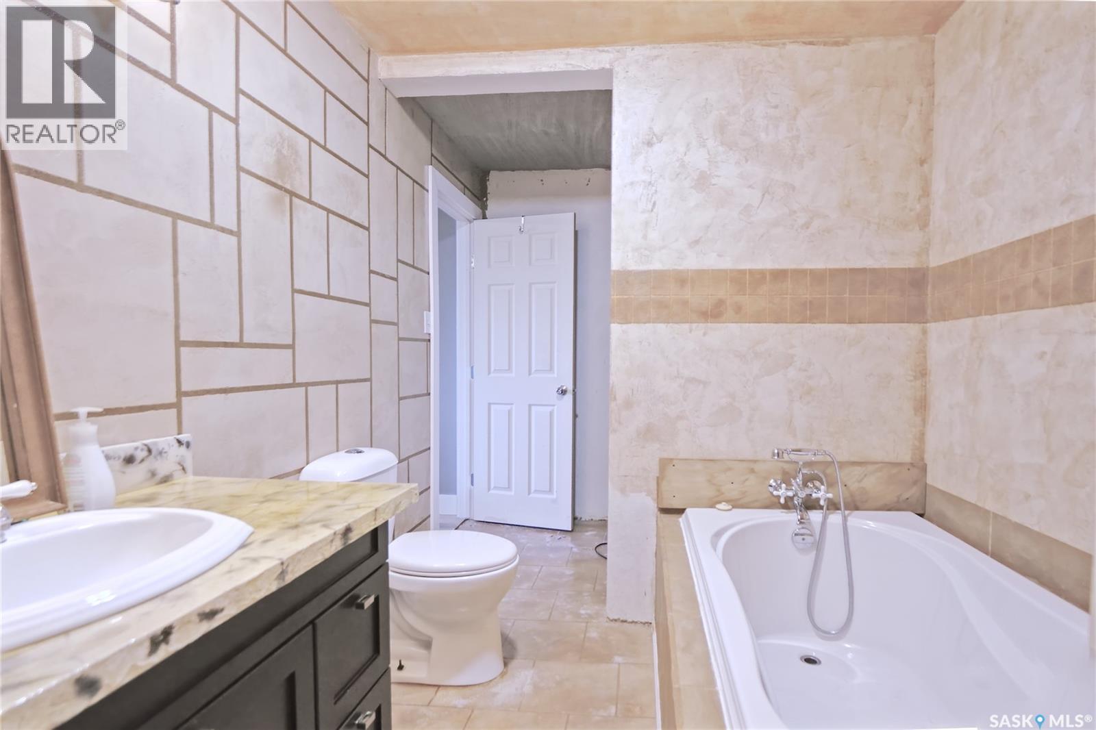 333 Dominion Bay, Central Butte, SK - Indoor Photo Showing Bathroom