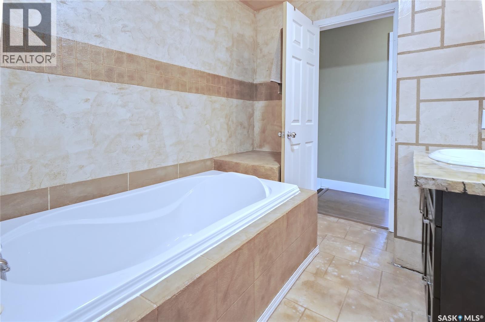 333 Dominion Bay, Central Butte, SK - Indoor Photo Showing Bathroom