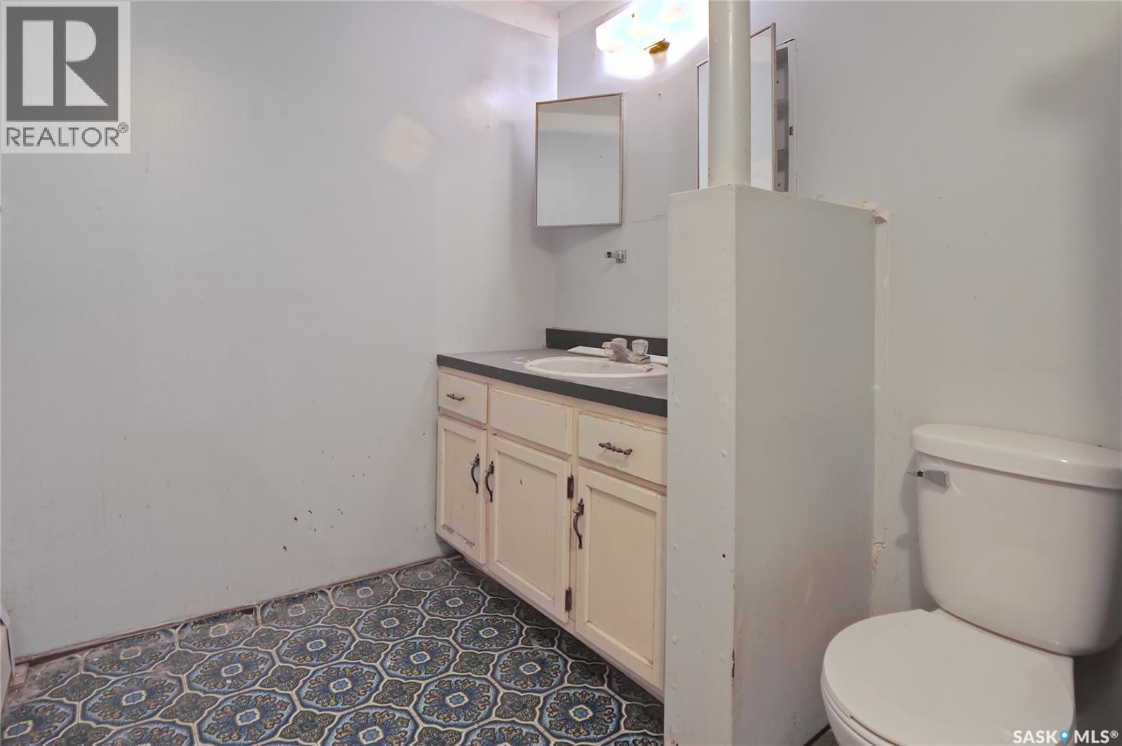 333 Dominion Bay, Central Butte, SK - Indoor Photo Showing Bathroom