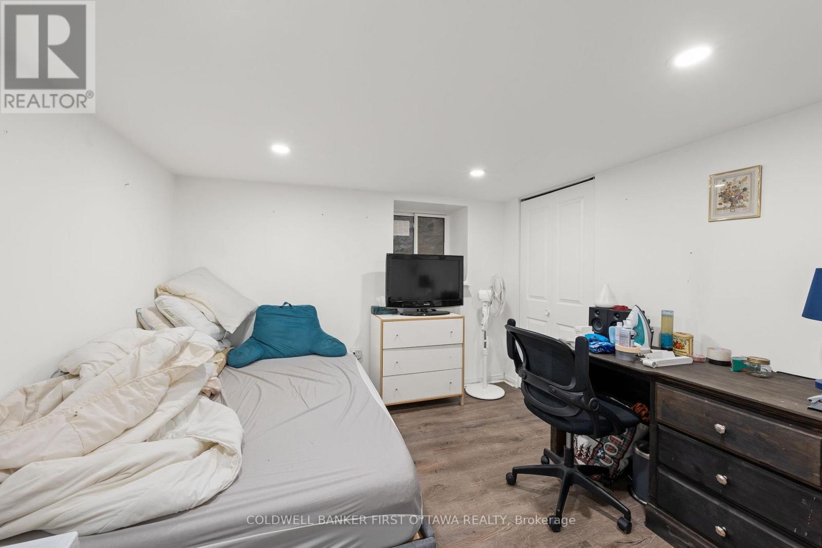 Bedroom w full egress window and dbl door closet. - 277 Arlington Avenue, Ottawa, ON - Indoor