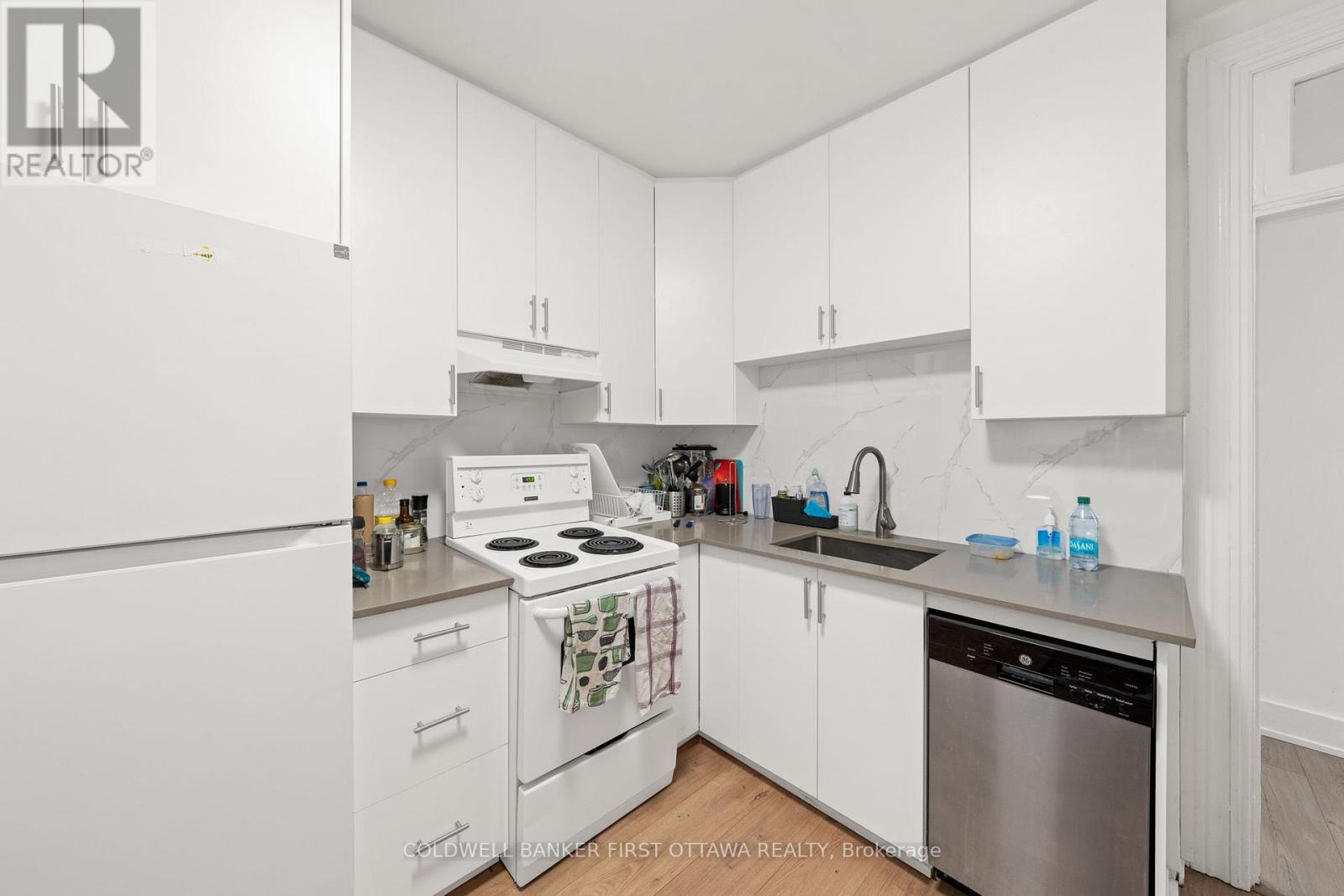 Updated kitchen w dishwasher & ample storage. - 277 Arlington Avenue, Ottawa, ON - Indoor Photo Showing Kitchen
